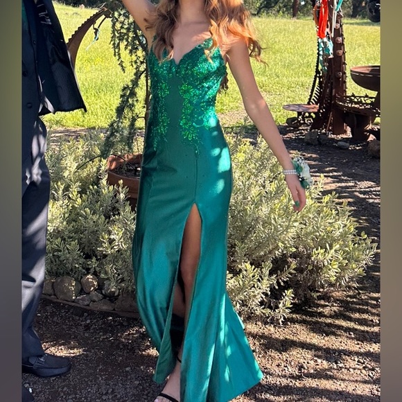 Prom dress!! - Picture 2 of 4